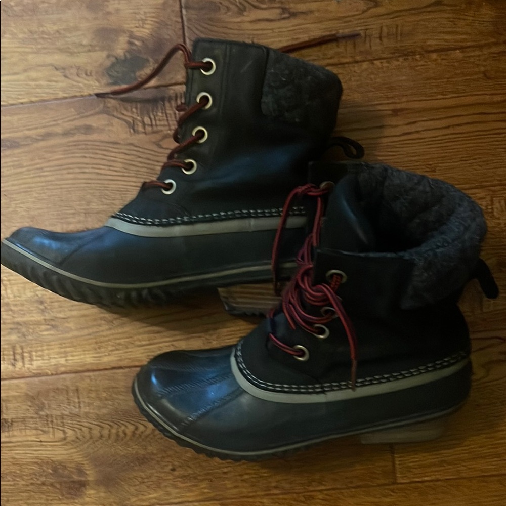 Black and Gray Sorel Boots with Red Laces Sz 8